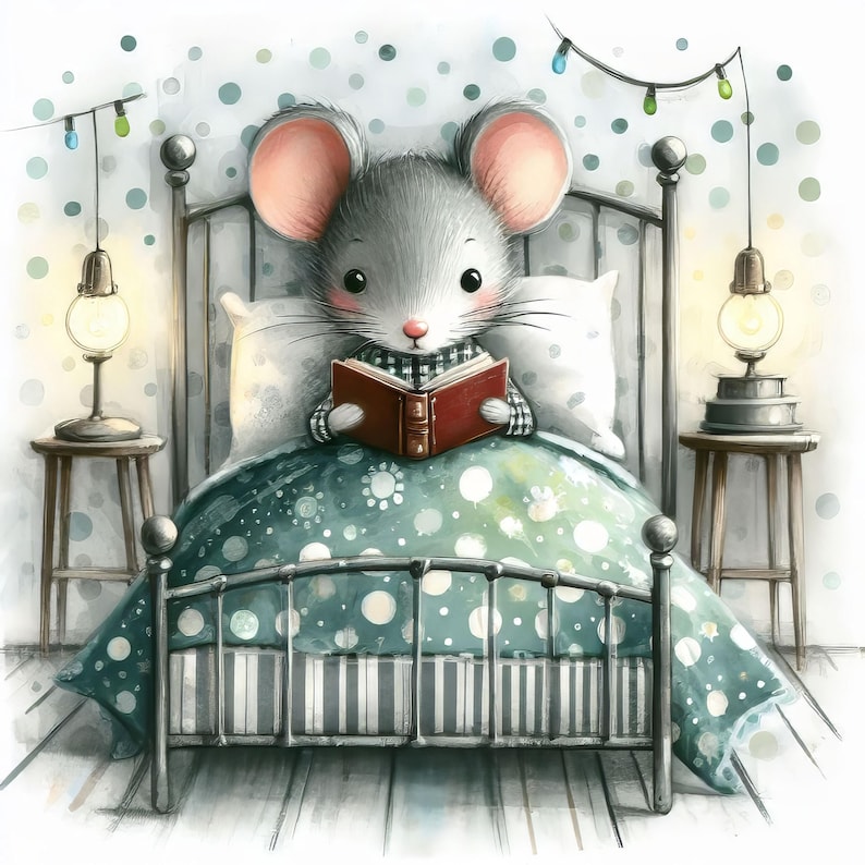 Op de afbeelding: Een grijze muis met een geruit overhemd zit in bed en leest een rood boek. Het bed heeft een blauw-wit gestippeld dekbed en een wit kussen. Aan beide kanten van het bed staan twee nachtlampjes met gloeilampen.