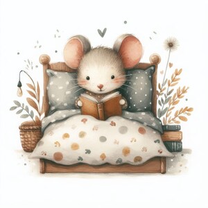Op de afbeelding: Een schattige bruine en witte muis met een roze neus die in een houten bed zit met een bruin en wit gestreept dekbed, een boek aan het lezen. Het bed heeft een grijs en wit gestreept kussen en is omringd door groene en bruine planten.
