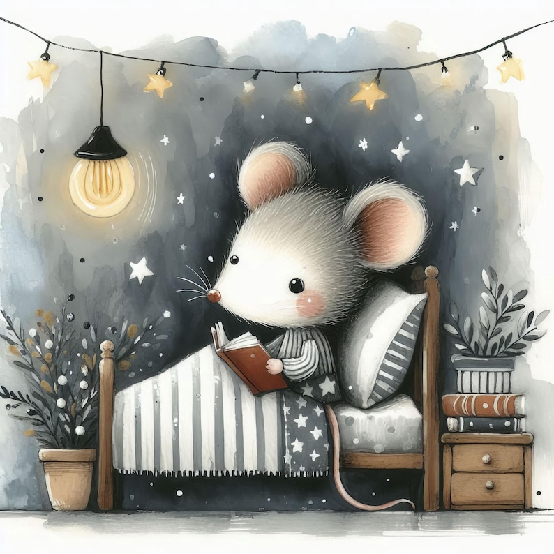 Op de afbeelding: Een witte muis met roze oren zit in bed en leest een boek. Het bed heeft een grijs-wit gestreept dekbed en een wit kussen. Er hangen lichtslingers met gele lampjes boven het bed. De muis draagt een blauw-wit gestreept shirt.