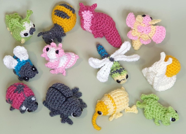 Puede incluir: Una colecci&oacute;n de 11 figuritas de animales de crochet, incluyendo una abeja, una mariquita, una mariposa, una lib&eacute;lula, una oruga, una rana, un escarabajo, un caracol, un conejito y dos otros insectos. Las figuritas est&aacute;n todas hechas con diferentes colores de hilo y tienen detalles elaborados.