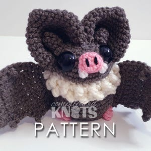 以下が含まれることがあります： ピンクの鼻と黒い目をした茶色のコウモリのアミグルミの編み物パターン。パターン名は「Complicated Knots」です。