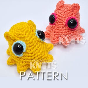 Puede incluir: Dos juguetes de pulpo de ganchillo hechos a mano. Uno es amarillo con detalles azules, el otro es coral con detalles rosas. Ambos tienen ojos negros grandes. La palabra "PATTERN" se muestra en texto blanco en la parte inferior.