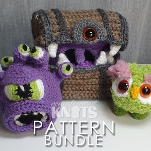 Könnte beinhalten: Ein Häkelmuster-Paket mit drei Amigurumi-Spielzeugen: einem lila Monster mit mehreren Augen, einer grünen Eule mit rosa Federn und einer braunen und grauen Schatztruhe mit einem einzigen Auge.