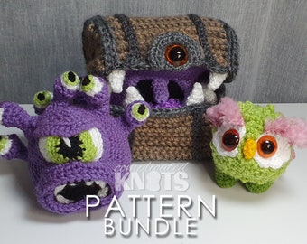 Puede incluir: Un paquete de patrones de crochet con tres juguetes amigurumi: un monstruo morado con múltiples ojos, un búho verde con plumas rosas y un cofre del tesoro marrón y gris con un solo ojo.