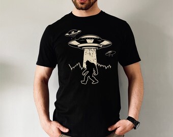Bigfoot Shirt, UFO Shirt, Lustiges Shirt, Camping Shirt, Lagerfeuer Shirt, Wanderspaß Shirt, Sasquatch Shirt, Lustiges Bigfoot Shirt, Bigfoot UFO