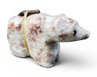 Figura tallada en piedra natural con forma de flecha y figura de fetiche de oso Zuni.