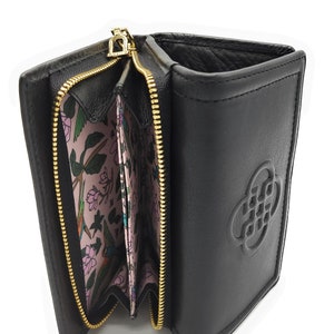 Cartera de cuero auténtico con tres pliegues, protección RFID, "Ruby", regalo hecho a mano para ella de Saddler, en caja de regalo
