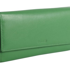 Op de afbeelding: Een groene leren portemonnee met het woord "SACHLER" erop gegraveerd.