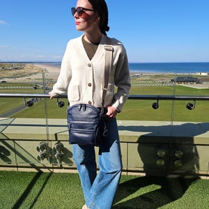 Bolsa transversal espaçosa SADDLER &quot;Kimberley&quot; em couro legítimo com vários bolsos – Azul-marinho
