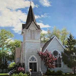 Puede incluir: Una iglesia blanca con un alto campanario y una gran vidriera. La iglesia está rodeada de hierba verde y árboles. La fecha "August 7th 1999" está escrita en la esquina inferior derecha de la imagen.