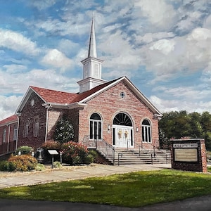 Puede incluir: Pintura al óleo de una iglesia de ladrillo con un campanario blanco bajo un cielo azul nublado. La iglesia tiene un tejado rojo y ventanas arqueadas. Un letrero dice "Gaffield Baptist Church".