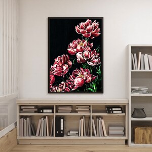 K&ouml;nnte beinhalten: Ein Gem&auml;lde eines Strau&szlig;es rosa Pfingstrosen auf schwarzem Hintergrund. Die Pfingstrosen sind in einer Traube angeordnet, wobei einige der Bl&uuml;ten dem Betrachter zugewandt sind und andere abgewandt sind. Das Gem&auml;lde ist in einem schwarzen Rahmen gerahmt.
