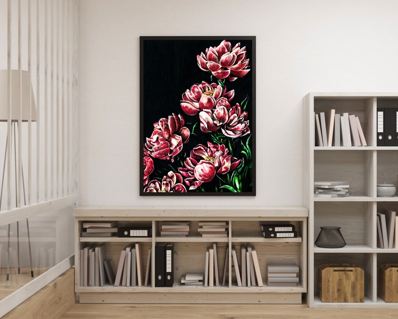 K&ouml;nnte beinhalten: Ein Gem&auml;lde eines Strau&szlig;es rosa Pfingstrosen auf schwarzem Hintergrund. Die Pfingstrosen sind in einer Traube angeordnet, wobei einige der Bl&uuml;ten dem Betrachter zugewandt sind und andere abgewandt sind. Das Gem&auml;lde ist in einem schwarzen Rahmen gerahmt.