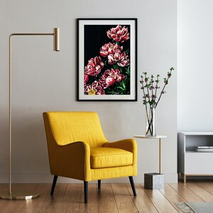 K&ouml;nnte beinhalten: Ein gelber Sessel mit schwarzen Beinen steht in einem Wohnzimmer mit einem gerahmten Blumendruck an der Wand, einem kleinen Beistelltisch und einem Fernseher auf einem wei&szlig;en Schrank.