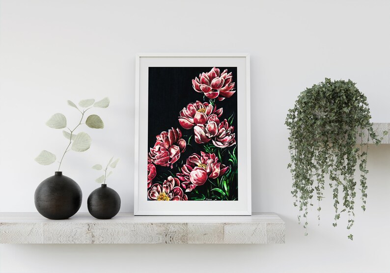 K&ouml;nnte beinhalten: Ein gerahmter Druck eines Blumenarrangements mit rosa Pfingstrosen auf schwarzem Hintergrund. Die Pfingstrosen sind in einer Gruppe angeordnet, wobei einige Bl&uuml;ten zum Betrachter zeigen und andere abgewandt sind. Der Druck ist in einem wei&szlig;en Rahmen gerahmt.