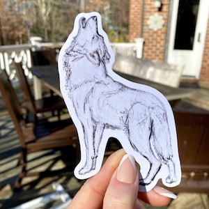 Könnte beinhalten: Eine Schwarzweiß-Zeichnung eines Wolfes, der zum Mond heult. Der Wolf ist in einem realistischen Stil mit detailliertem Fell und Gesichtszügen dargestellt. Die Zeichnung ist auf weißem Hintergrund.