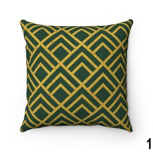 Puede incluir: Coj&iacute;n decorativo cuadrado con un patr&oacute;n geom&eacute;trico. El coj&iacute;n presenta un fondo verde oscuro y un dise&ntilde;o dorado de inspiraci&oacute;n Art D&eacute;co. El patr&oacute;n consiste en l&iacute;neas y formas entrelazadas, creando un dise&ntilde;o visualmente atractivo.