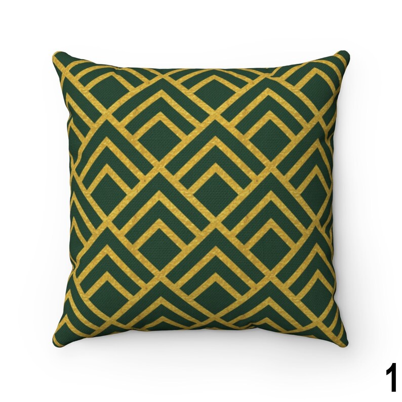 Puede incluir: Coj&iacute;n decorativo cuadrado con un patr&oacute;n geom&eacute;trico. El coj&iacute;n presenta un fondo verde oscuro y un dise&ntilde;o dorado de inspiraci&oacute;n Art D&eacute;co. El patr&oacute;n consiste en l&iacute;neas y formas entrelazadas, creando un dise&ntilde;o visualmente atractivo.