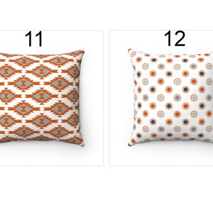 K&ouml;nnte beinhalten: Zwei dekorative Kissen mit unterschiedlichen Mustern. Das erste Kissen hat ein geometrisches Muster in Orange- und Graut&ouml;nen auf wei&szlig;em Hintergrund. Das zweite Kissen hat ein Punkte-Muster in Orange-, Grau- und Wei&szlig;t&ouml;nen.