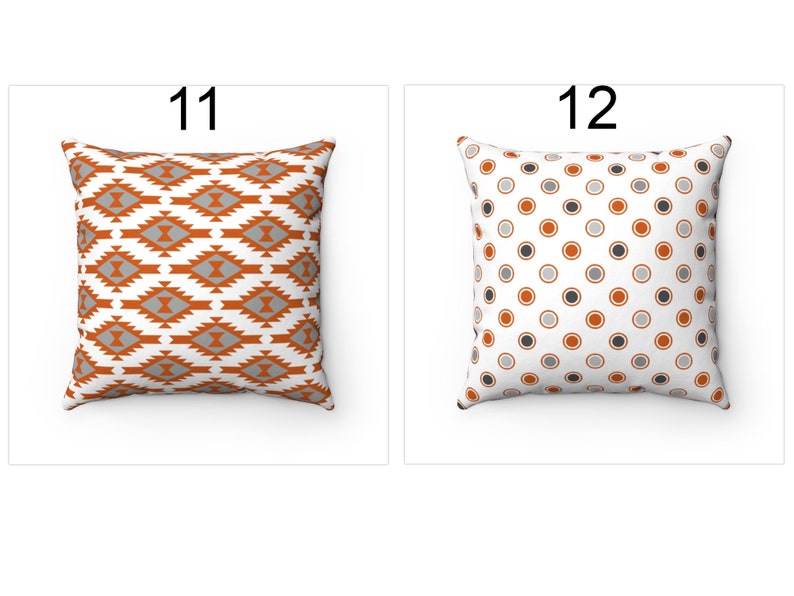 K&ouml;nnte beinhalten: Zwei dekorative Kissen mit unterschiedlichen Mustern. Das erste Kissen hat ein geometrisches Muster in Orange- und Graut&ouml;nen auf wei&szlig;em Hintergrund. Das zweite Kissen hat ein Punkte-Muster in Orange-, Grau- und Wei&szlig;t&ouml;nen.