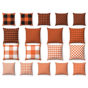 K&ouml;nnte beinhalten: Eine Sammlung von sechzehn quadratischen Zierkissen in verschiedenen Mustern und Designs. Die Kissen weisen orangefarbene und schwarze Karomuster, Vichy-Muster und geometrische Muster auf. Das Farbschema ist &uuml;berwiegend orange und schwarz und schafft ein zusammenh&auml;ngendes und ansprechendes Set.