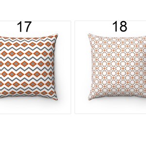 K&ouml;nnte beinhalten: Zwei dekorative Kissen mit geometrischen Mustern. Das Kissen links hat einen wei&szlig;en Hintergrund mit orangefarbenen und grauen Diamanten. Das Kissen rechts hat einen wei&szlig;en Hintergrund mit einem sich wiederholenden Muster aus orangefarbenen Kreisen.