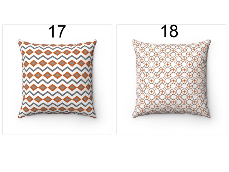K&ouml;nnte beinhalten: Zwei dekorative Kissen mit geometrischen Mustern. Das Kissen links hat einen wei&szlig;en Hintergrund mit orangefarbenen und grauen Diamanten. Das Kissen rechts hat einen wei&szlig;en Hintergrund mit einem sich wiederholenden Muster aus orangefarbenen Kreisen.