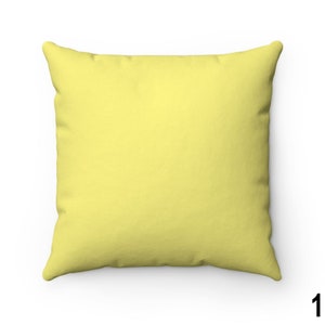 Puede incluir: Una almohada de sof&aacute; de color amarillo brillante con una tela suave y texturizada. La almohada tiene forma cuadrada y un dise&ntilde;o simple.