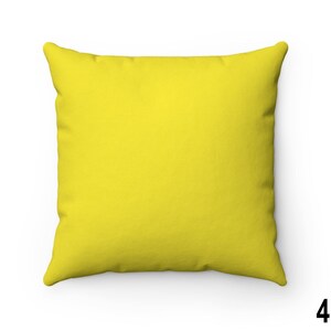 Puede incluir: Una almohada de sof&aacute; de color amarillo brillante con una tela suave y texturizada. La almohada tiene forma cuadrada y un dise&ntilde;o simple.