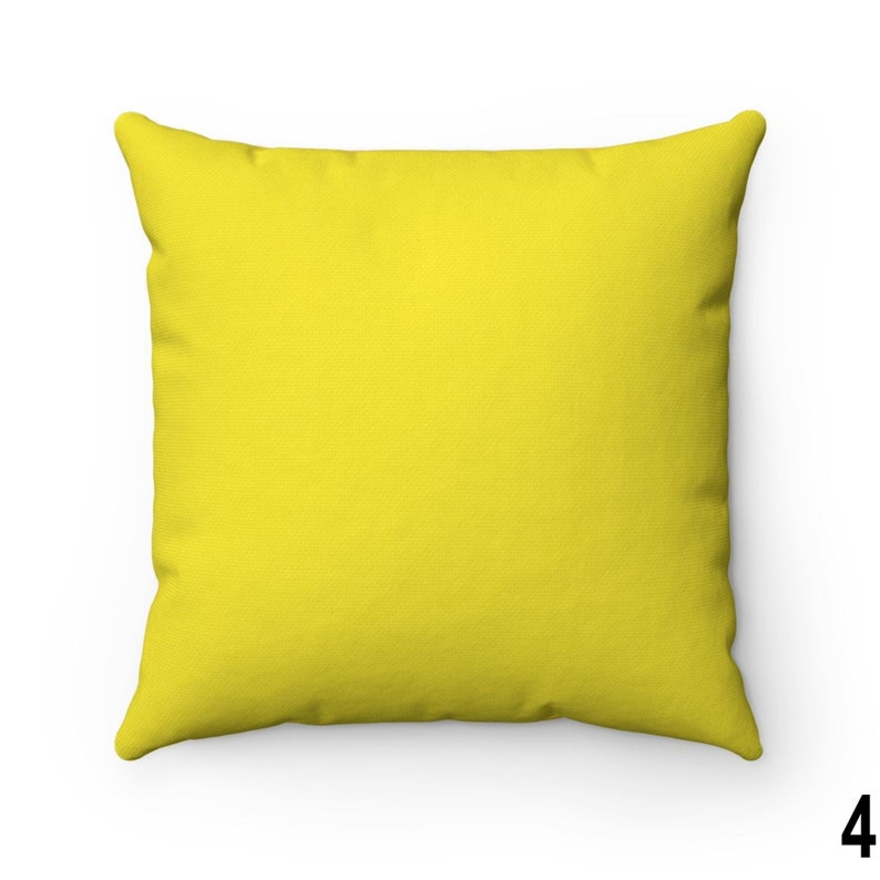 Puede incluir: Una almohada de sof&aacute; de color amarillo brillante con una tela suave y texturizada. La almohada tiene forma cuadrada y un dise&ntilde;o simple.