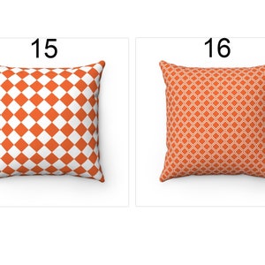 K&ouml;nnte beinhalten: Zwei quadratische Zierkissen. Ein Kissen hat ein wei&szlig;es und orangefarbenes Karomuster. Das andere Kissen hat ein orangefarbenes geometrisches Muster mit hellbeigen Umrissen. Die Kissen werden auf wei&szlig;em Hintergrund gezeigt.