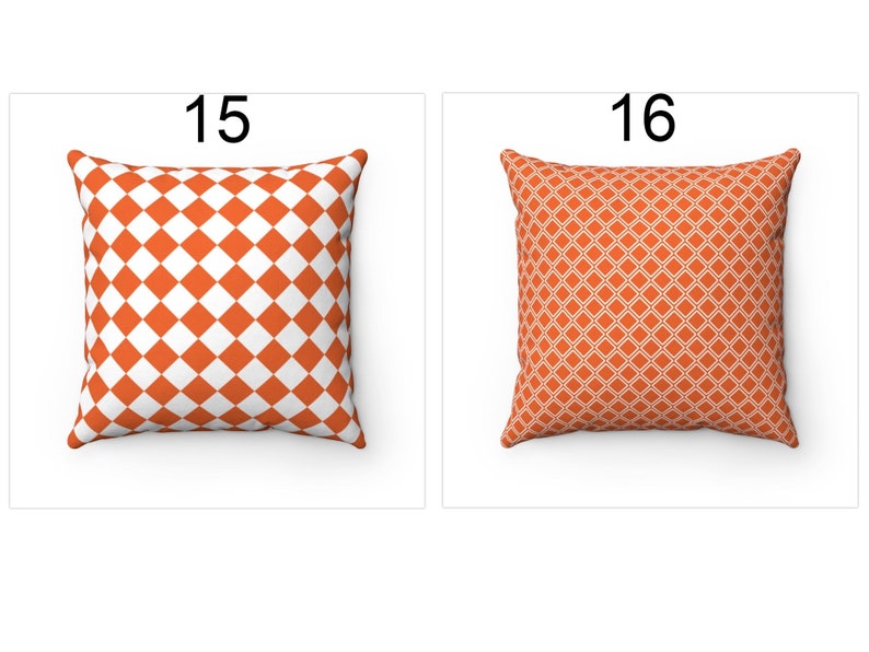 K&ouml;nnte beinhalten: Zwei quadratische Zierkissen. Ein Kissen hat ein wei&szlig;es und orangefarbenes Karomuster. Das andere Kissen hat ein orangefarbenes geometrisches Muster mit hellbeigen Umrissen. Die Kissen werden auf wei&szlig;em Hintergrund gezeigt.