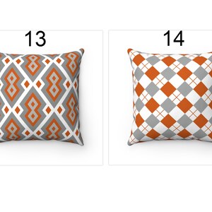 K&ouml;nnte beinhalten: Zwei dekorative Kissen mit geometrischem Muster. Das Kissen links hat ein graues und orangefarbenes Rautenmuster. Das Kissen rechts hat ein graues und orangefarbenes Argyle-Muster. Die Kissen sind mit 13 und 14 beschriftet.
