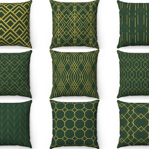 Puede incluir: Nueve cojines decorativos cuadrados con varios patrones geom&eacute;tricos dorados y verde oscuro. Los dise&ntilde;os incluyen zigzags, diamantes y formas abstractas. Los cojines parecen estar hechos de tela suave.