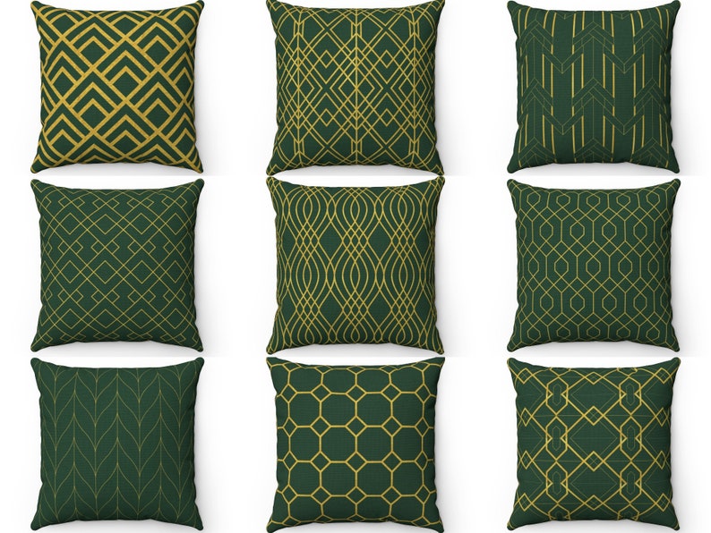 Puede incluir: Nueve cojines decorativos cuadrados con varios patrones geom&eacute;tricos dorados y verde oscuro. Los dise&ntilde;os incluyen zigzags, diamantes y formas abstractas. Los cojines parecen estar hechos de tela suave.
