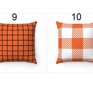 K&ouml;nnte beinhalten: Zwei quadratische Zierkissen. Eines ist orange mit einem schwarzen Gittermuster. Das andere ist orange und wei&szlig; mit einem B&uuml;ffelkaromuster. Beide Kissen haben einen durchgehenden orangefarbenen Rand.