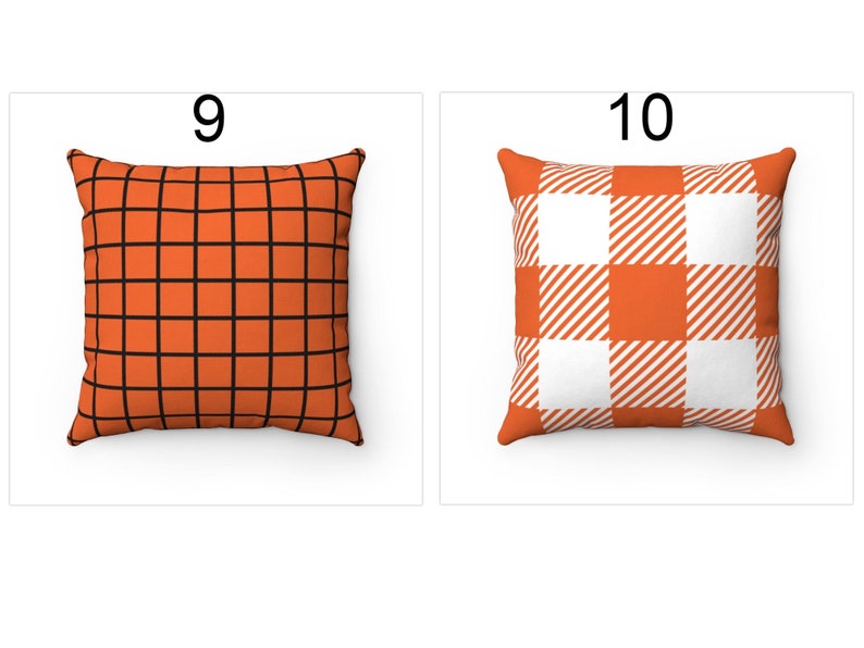 K&ouml;nnte beinhalten: Zwei quadratische Zierkissen. Eines ist orange mit einem schwarzen Gittermuster. Das andere ist orange und wei&szlig; mit einem B&uuml;ffelkaromuster. Beide Kissen haben einen durchgehenden orangefarbenen Rand.