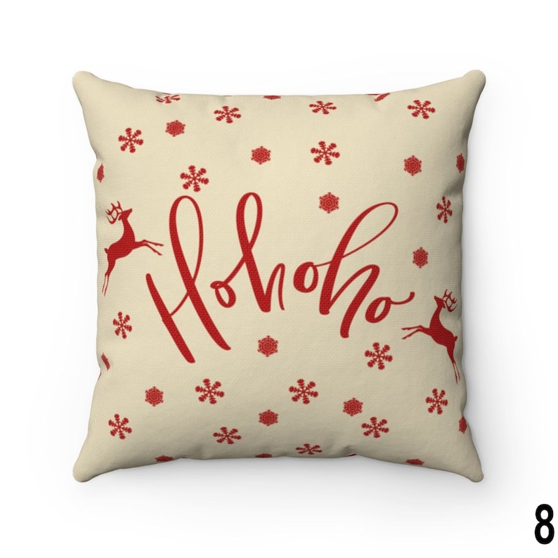 Pu&ograve; includere: Un cuscino quadrato color crema con un design natalizio festivo. Il cuscino presenta fiocchi di neve rossi, renne e la parola "Hohoho" in corsivo. Un elemento decorativo per le festivit&agrave; natalizie.