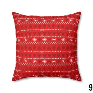 Puede incluir: Un coj&iacute;n cuadrado rojo con un patr&oacute;n repetitivo de copos de nieve blancos, renos y &aacute;rboles de Navidad. El coj&iacute;n tiene un tema festivo y navide&ntilde;o, ideal para la decoraci&oacute;n de temporada. El dise&ntilde;o recuerda a un su&eacute;ter tejido.