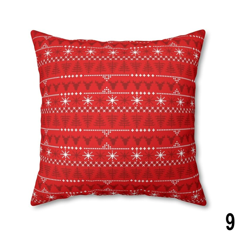 Puede incluir: Un coj&iacute;n cuadrado rojo con un patr&oacute;n repetitivo de copos de nieve blancos, renos y &aacute;rboles de Navidad. El coj&iacute;n tiene un tema festivo y navide&ntilde;o, ideal para la decoraci&oacute;n de temporada. El dise&ntilde;o recuerda a un su&eacute;ter tejido.