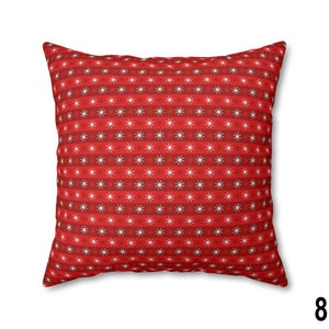Puede incluir: Un coj&iacute;n cuadrado rojo con un patr&oacute;n repetitivo de copos de nieve blancos y rayas horizontales. El coj&iacute;n tiene un aspecto suave y texturizado, adecuado para la decoraci&oacute;n del hogar. El dise&ntilde;o es festivo y de temporada, perfecto para la decoraci&oacute;n navide&ntilde;a.