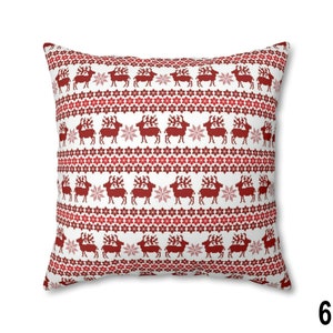Puede incluir: Coj&iacute;n cuadrado con un patr&oacute;n festivo rojo y blanco. El dise&ntilde;o presenta filas de motivos de renos y copos de nieve, creando una est&eacute;tica acogedora con tem&aacute;tica navide&ntilde;a. El coj&iacute;n tiene forma cuadrada, perfecto para a&ntilde;adir un toque de alegr&iacute;a estacional a cualquier espacio.