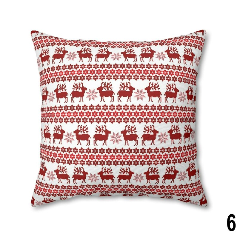 Puede incluir: Coj&iacute;n cuadrado con un patr&oacute;n festivo rojo y blanco. El dise&ntilde;o presenta filas de motivos de renos y copos de nieve, creando una est&eacute;tica acogedora con tem&aacute;tica navide&ntilde;a. El coj&iacute;n tiene forma cuadrada, perfecto para a&ntilde;adir un toque de alegr&iacute;a estacional a cualquier espacio.