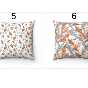 K&ouml;nnte beinhalten: Zwei dekorative Kissen mit unterschiedlichen Mustern. Das Kissen links hat einen wei&szlig;en Hintergrund mit einem sich wiederholenden Muster aus orangefarbenen Blumen und grauen Bl&auml;ttern. Das Kissen rechts hat einen wei&szlig;en Hintergrund mit einem sich wiederholenden Muster aus orangefarbenen und grauen Farnbl&auml;ttern. Beide Kissen haben einen grauen Rand.