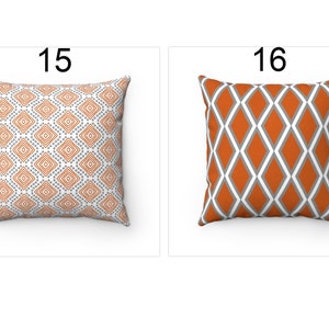 K&ouml;nnte beinhalten: Zwei dekorative Kissen mit geometrischen Mustern. Das Kissen links hat einen wei&szlig;en Hintergrund mit einem kleinen orangefarbenen und grauen Rautenmuster. Das Kissen rechts hat einen orangefarbenen Hintergrund mit einem gro&szlig;en grauen Rautenmuster.