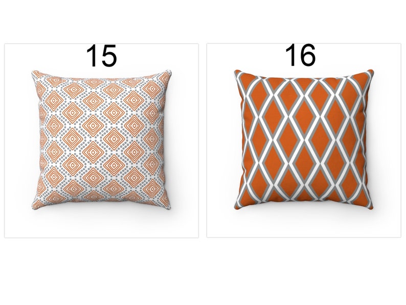 K&ouml;nnte beinhalten: Zwei dekorative Kissen mit geometrischen Mustern. Das Kissen links hat einen wei&szlig;en Hintergrund mit einem kleinen orangefarbenen und grauen Rautenmuster. Das Kissen rechts hat einen orangefarbenen Hintergrund mit einem gro&szlig;en grauen Rautenmuster.