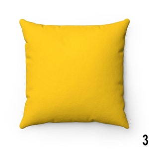Puede incluir: Una almohada de sof&aacute; amarilla s&oacute;lida con una tela lisa y texturizada. La almohada tiene forma cuadrada y un dise&ntilde;o simple.