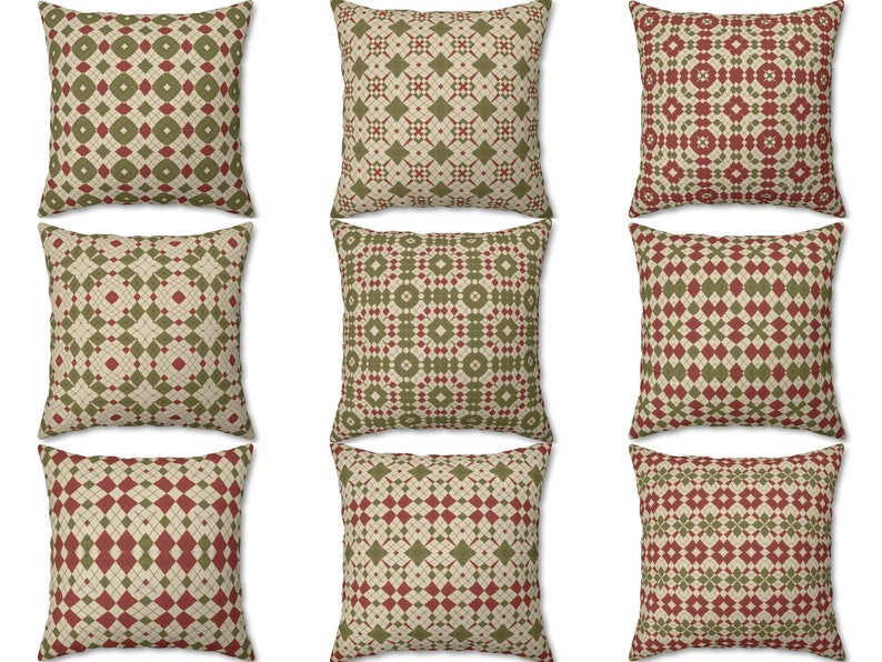 Pode incluir: Nove almofadas decorativas com um padr&atilde;o geom&eacute;trico em tons de verde, vermelho e creme.