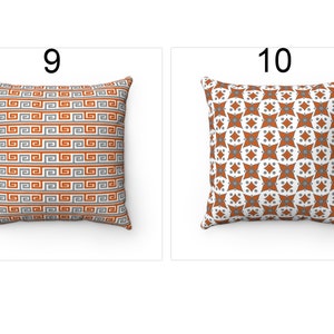 K&ouml;nnte beinhalten: Zwei dekorative Kissen mit geometrischen Mustern. Das Kissen links hat ein graues und orangefarbenes geometrisches Muster. Das Kissen rechts hat einen wei&szlig;en Hintergrund mit einem sich wiederholenden orangefarbenen Sternmuster.