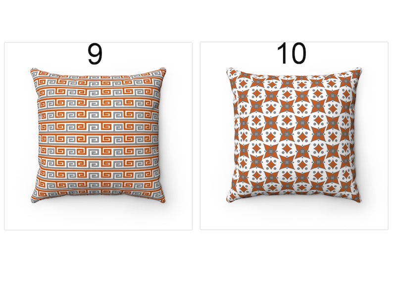 K&ouml;nnte beinhalten: Zwei dekorative Kissen mit geometrischen Mustern. Das Kissen links hat ein graues und orangefarbenes geometrisches Muster. Das Kissen rechts hat einen wei&szlig;en Hintergrund mit einem sich wiederholenden orangefarbenen Sternmuster.